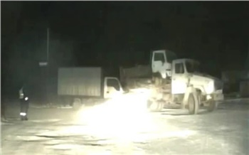 Водителя сломавшегося в мороз грузовика-транспортера спасли полицейские в Красноярском крае