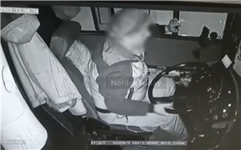 «В рубашке родился»: в Норильске водитель чудом спасся при столкновении с грузовиком