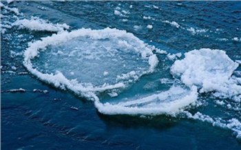 «Не выходить на лед до морозов»: спасатели предупредили жителей сел Красноярского края об опасностях ледохода на Енисее