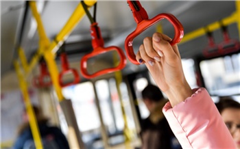 В Красноярске кондуктор автобуса устроила потасовку с пассажиркой, получила по лицу и будет наказана