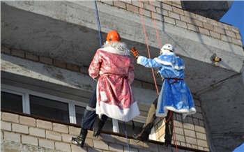 Дед Мороз и Снегурочка спустились с крыши к пациентам детcкой больницы Красноярска