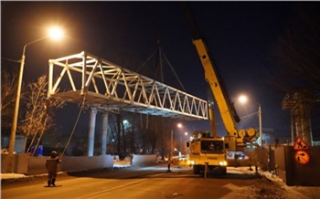 В Красноярске установили пролет пешеходного моста на Семафорной