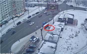 Спешащую девушку жестко сбила машина на улице Воронова в Красноярске