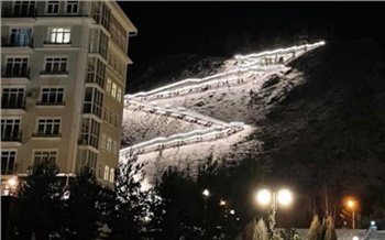 Вот это прожектор, как с этим жить: жители Удачного раскритиковали подсветку лестницы на склоне в Красноярске