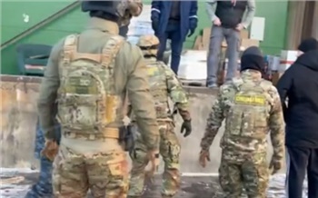Полицейский спецназ ловил мигрантов-нелегалов в Красноярске