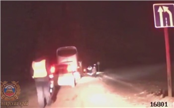 Замерзающих на трассе пассажиров сломавшегося автобуса спасли в Красноярском крае