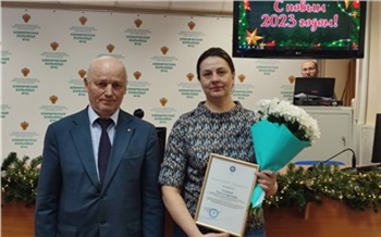 Генеральный директор ЭХЗ вручил награды медикам зеленогорской больницы