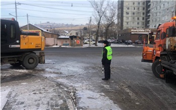 В Красноярске на улице Калинина из-за прорыва трубы могут ограничить движение
