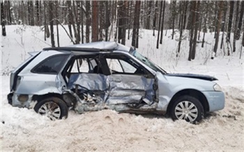 На трассе в Красноярском крае лоб в лоб столкнулись две иномраки