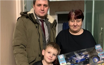 Минусинская группа компаний Сибирский массив вручила подарки детям мобилизованных жителей Каратузского района