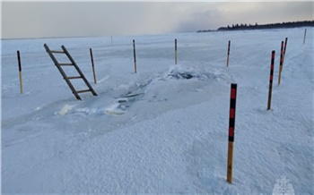 Микроавтобус провалился под лед на Ангаре в Красноярском крае