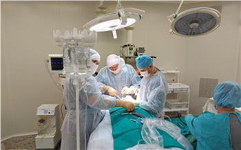Хирурги красноярской БСМП 4 часа извлекали из челюсти пациентки опасный для мозга протез