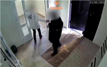 В красноярском Солнечном подозрительный мужчина преследует женщин в подъездах. Полиция начала его поиски