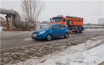 В Красноярске на Северном шоссе прорвало трубу. Вода затопила дорогу