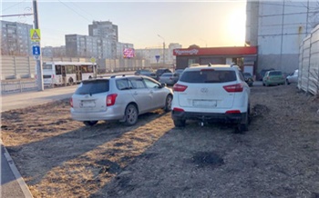В Красноярске любителей парковаться на газонах оштрафовали на 26,5 млн рублей