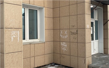 За граффити на доме в красноярском Покровском оштрафовали управляющую компанию