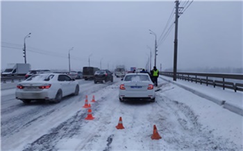 Из-за массового ДТП на Октябрьском мосту в Красноярске образовалась пробка