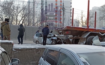 В Красноярске легковушка на полной скорости врезалась в стоящий грузовик