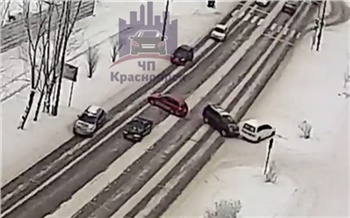 В Красноярске на улице Свердловской столкнулись сразу четыре автомобиля