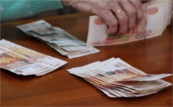 В Красноярске двое мужчин выследили бабушку и вырвали у нее сумку с 370 тысячами рублей