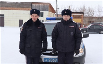 Были вежливы и отзывчивы: водителю сломавшегося под Красноярском автомобиля помогли полицейские