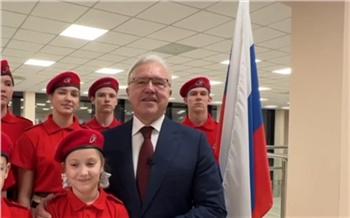 Александр Усс по приглашению красноярских третьеклассников приехал к ним в школу на церемонию поднятия флага РФ