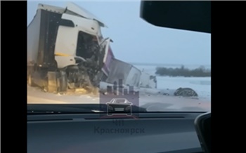 На трассе в Красноярском крае столкнулись три грузовика. Есть погибшие