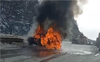 ВАЗ полностью сгорел после столкновения с фурой на трассе в Красноярском крае