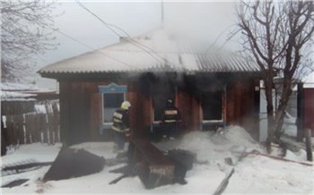 В Красноярском крае бдительный сосед и пожарные спасли неосторожного курильщика