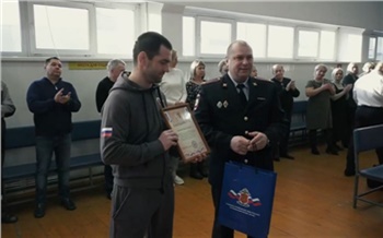 В Красноярске тренеру вручили награду за спасение женщины на Коммунальном мосту