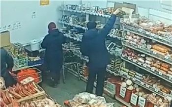 В Красноярске мужчина под прицелом камер пытался вынести из магазина 12 банок красной икры