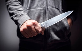 В Красноярске жителей Солнечного напугал мужчина с окровавленным ножом