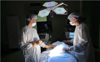 В красноярском онкоцентре пациента с раком кишки прооперировали по новой технологии