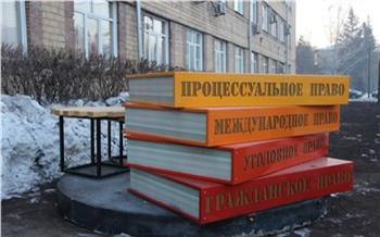 В Красноярске на Маерчака появился арт-объект «Стол студента»