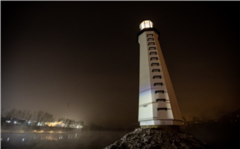 «Выполняет практическую функцию»: красноярцам показали установленный на острове Отдыха маяк с подсветкой
