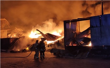 Крупный пожар на улице Пограничников в Красноярске все еще не ликвидирован