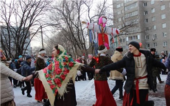 Залезть на столб и съесть блины на скорость: в Красноярске во всех районах пройдут народные гулянья по случаю Масленицы