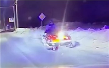 Сильно пьяный водитель снегохода пытался по асфальту уехать от полицейских в Ачинске