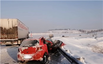 Автоледи на Toyota Vitz погибла при столкновении с грузовиком под Красноярском