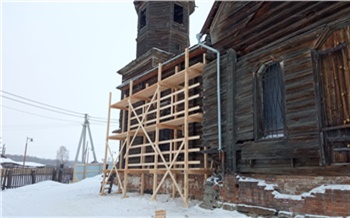 В Красноярском крае устанавливают строительные леса для реставрации Барабановской церкви