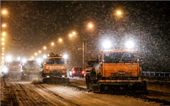 По ночам снег в Красноярске убирает более ста машин