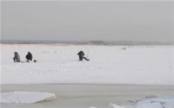 Льдину с рыбаками оторвало от берега в Красноярском крае