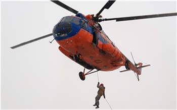 В Красноярском крае лесные пожарные учатся спускаться с вертолета с помощью специального снаряжения