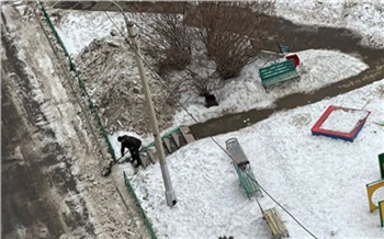 «Скоро эта куча окажется на дороге»: красноярка пожаловалась на заваленный грязным снегом газон