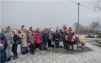 Красноярские спасатели рассказали школьникам об опасностях выхода на тонкий лед