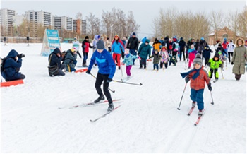 «По-настоящему семейный праздник»: в Красноярске прошел ежегодный День спорта «На лыжи!»