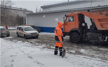 Работаем в ударном темпе: в Красноярске проверили качество уборки дворов в Октябрьском районе