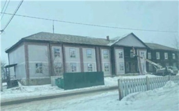 В Кемеровской области аварийный барак с жильцами к приезду губернатора спрятали за баннером