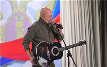 Александр Розенбаум спел перед работниками и осужденными в красноярской туберкулезной больнице