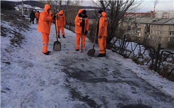 «Мы очень стараемся»: дорожники объяснили, почему не могут быстро очистить превратившиеся в каток тротуары Красноярска
